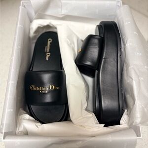 Dior D-Lane Platform Slide
Black Padded Lambskin
Reference: KCO497LAB_S900